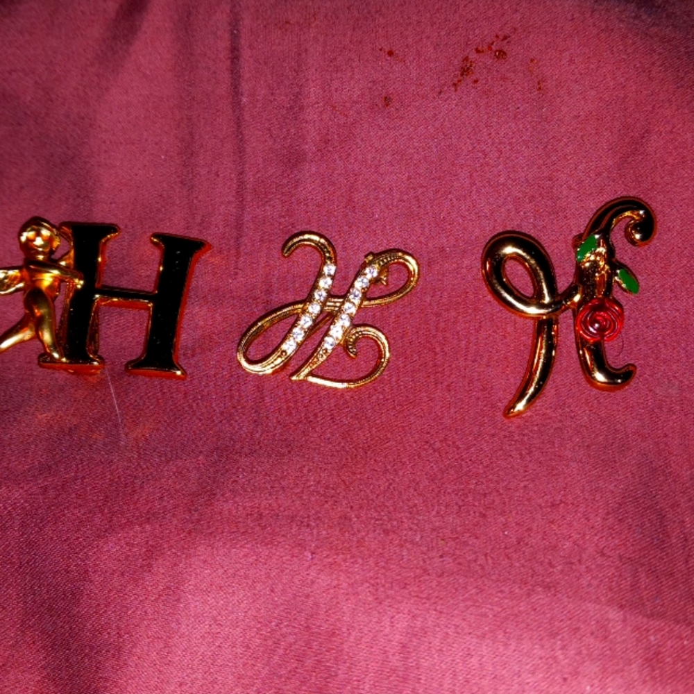 Q-9 LOT 3 GOLD TONED LETTER "H" Brooches